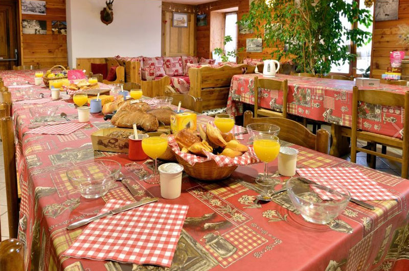 salle à manger du gîte à Briançon